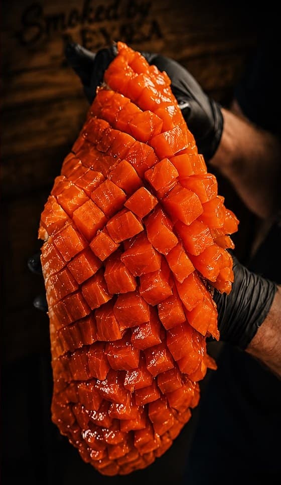 Kaltgeräucherter Yukola-Lachs in der Hand