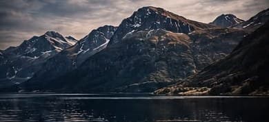 Norwegische Fjordlandschaft mit Bergen